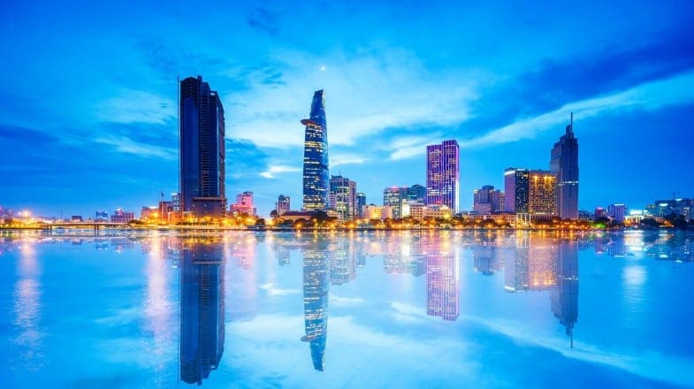A Paris web agency vs a Vietnam dev team: 6 reasons why offshore wins on cost, talent quality and speed for most tech projects in 2026.